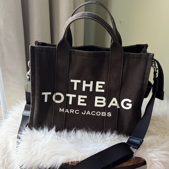 Marc Jacobs Handbags - Marc Jacobs Black Messenger Bag